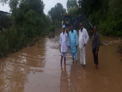 transportation to the half-kilometer on road | ऐनपूरजवळ सुलवाडी-कोलदा रस्त्यावर अर्धा कि.मी.पर्यंत पावसाचे पाणी, वाहतुकीवर परिणाम