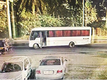 Roads in cities that are blocked by travel buses | ट्रॅव्हलच्या बसनी अडविले शहरांमधील रस्ते, ठिकठिकाणी वाहतूककोंडीत पडते भर