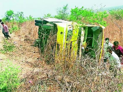 The travels overturns after tyre burst, 35 women injured | काळ आला होता पण.. टायर फुटल्याने वऱ्हाड्यांची ट्रॅव्हल्स उलटली, ३५ महिला जखमी