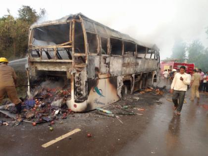 Private bus burns, 35 passenger safely. An incident in the city of Kolhapur | खासगी बस जळून खाक, ३५ प्रवाशी सुखरूप. कोल्हापूरनजीक शेणवडे येथील घटना