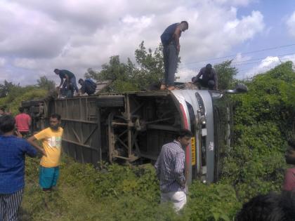 uncontrolled travels overturned as driver falling asleep while driving, 35 passengers injured | चालकाला डुलकी, अनियंत्रित ट्रॅव्हल्स उलटली; ३४ प्रवासी किरकाेळ जखमी