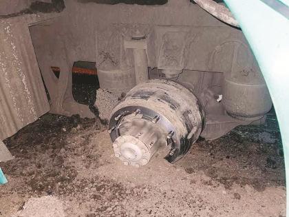 Two wheels of a Mumbai going Humsafar travel's bus came off, shocking incident at Pravara Sangam | मुंबईला जाणाऱ्या ट्रॅव्हल्सची दोन चाके निखळली, प्रवरा संगमवर धक्कादायक घटना