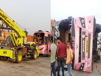 A private bus bound for Kolhapur overturned on the Pune-Bangalore national highway at Varade in Karad taluka satara. 12 passengers injured | Satara: कोल्हापूरला निघालेली खासगी बस उलटली; १२ प्रवासी जखमी, वाहतूक विस्कळीत