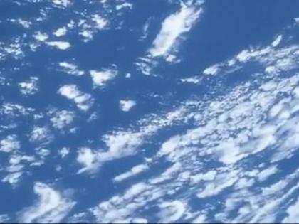 Astronaut shared his first video of the earth taken from space on twitter mesmerising video goes viral | अंतराळ प्रवाशाने खिडकीतून टिपला पृथ्वीचा जबरदस्त नजारा; पाहा व्हायरल व्हिडीओ