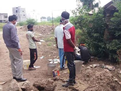 teachers give treatment to roadside man | निराधार आजारी व्यक्तीवर केले उपचार