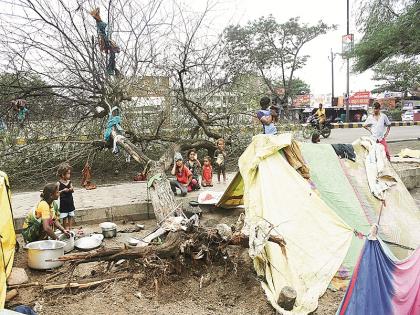 due to stormy wind and rain city faces darkness for five hours | वादळी वारा आणि पावसाच्या तडाख्याने शहर पाच तास बुडाले अंधारात