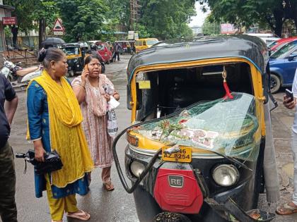 Tree fell in Khanda Colony; Damage to two wheeler, rickshaw | खांदा कॉलनीत झाड कोसळले; दुचाकी, रिक्षाचे नुकसान