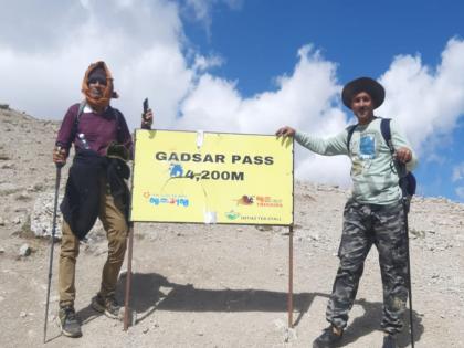 Salute to stubbornness! Sixteen youths summited the 13,000-feet 'Gadsar Pass' in Kashmir, sir | जिद्दीला सलाम! साठीतल्या तरुणांनी काश्मीर मधले तब्बल १३ हजार फुटांचे ‘गडसर पास’ शिखर केले सर