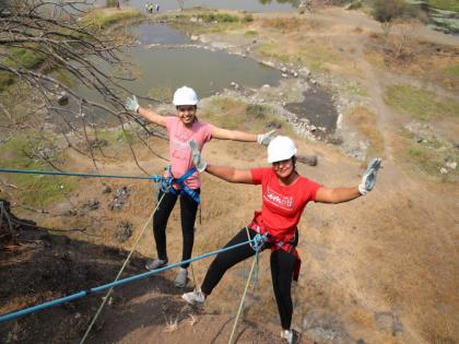 And the diamond between women came alive again Thrill of rappelling climbing from a height of 70 feet on Vetal Hill | ...अन् महिलांमधील हिरकणी पुन्हा जीवंत झाली ! वेताळ टेकडीवर ७० फुट उंचीवरून रॅपलिंग, क्लाइंबिंगचा थरार