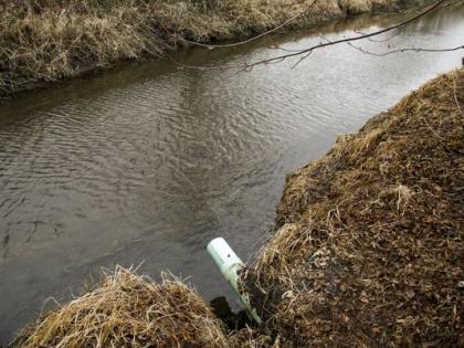 Tremendous damage to irrigation water; Water open soil instead of crops | सिंचनाच्या पाण्याची प्रचंड नासाडी; पिकांऐवजी खुल्या जमिनीत खेळते पाणी