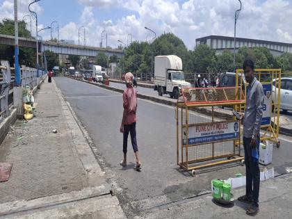 One side of Bund Garden Bridge closed; traffic jam on city road | बंड गार्डन पुलाची एक बाजू बंद; नगर रस्त्यावर वाहतुक कोंडी One side of Bund Garden Bridge closed; traffic jam on city road | बंड गार्डन पुलाची एक बाजू बंद; नगर रस्त्यावर वाहतुक कोंडी