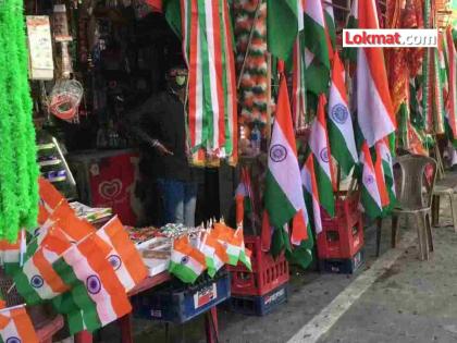 selling the tricolor to fill stomach the fourth generation also sells flags on the streets | भूक छळायला लागते तेव्हा तिरंगा विकून भरते पोट... चौथी पिढीही रस्त्यावर विकते झेंडे