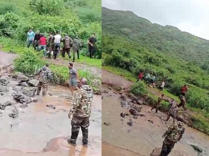 drunkards who molest young womens in Trimbakeshwar necklace waterfall; villagers beat them nashik Crime news video viral | त्र्यंबकेश्वरमध्ये तरुणींना छेडणाऱ्या मद्यपींची ‘झिंग’ उतरविली; नेकलेस धबधब्याजवळ धो-धो धुतले