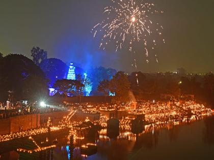 Kolhapur Panchganga river lit up with 51 thousand lights on the occasion of Tripurari Purnima | नेत्र‘दीपक’ पहाट: त्रिपुरारी पौर्णिमेनिमित्त ५१ हजार दिव्यांनी झळाळली कोल्हापूरची पंचगंगा