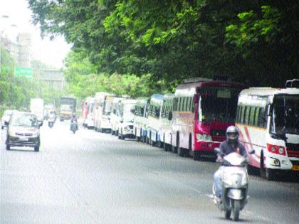 Illegal parking on the Thane-Belapur route | ठाणे-बेलापूर मार्गावर अवैध पार्किंग