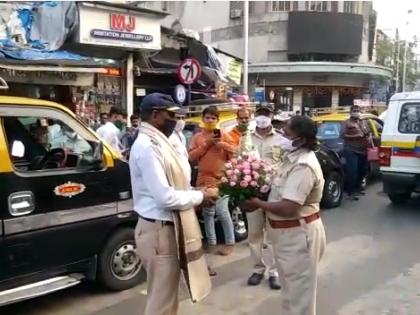 'That' traffic police constable of koliwada was felicitated by the female ACP with a bouquet of flowers | 'त्या' ट्रॅफिक पोलीस हवालदाराचा महिला ACP कडून सन्मान, भररस्त्यातच केला सत्कार