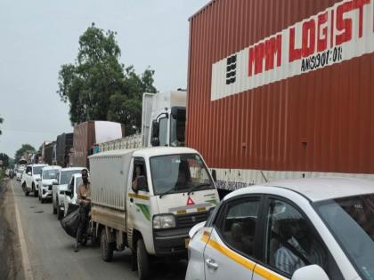 Commuters frustrated by continuous traffic jams on Chakan-Shikrapur state highway | चाकण-शिक्रापूर राज्यमहामार्गावर सततच्या वाहतूक कोंडीने प्रवासी हतबल Commuters frustrated by continuous traffic jams on Chakan-Shikrapur state highway | चाकण-शिक्रापूर राज्यमहामार्गावर सततच्या वाहतूक कोंडीने प्रवासी हतबल