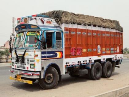 Now truck drivers will also get fresh air, forced AC in cabin, Gadkari's announcement | आता ट्रकचालकांनाही मिळणार गारेगार हवा, केबिनमध्ये एसी सक्तीचा, गडकरींची घाेषणा