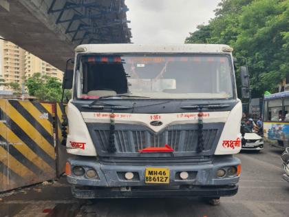 A woman walking on the road was hit by a ready mix tanker Woman injured incident on Sinhagad Road | रस्त्याने पायी जाणाऱ्या महिलेला रेडीमिक्स टँकरची धडक; महिला जखमी, सिंहगड रोडवरील घटना