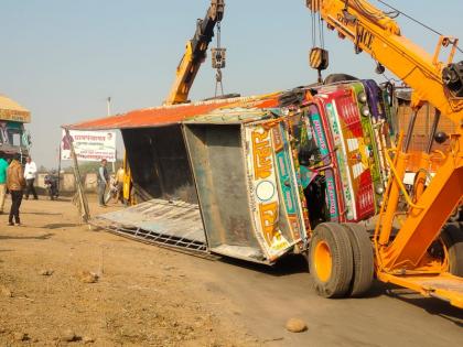 Horrific accident on ghod nadi bridge in Lakhangaon area Damage to the truck, the driver jumped into the river | लाखणगाव हद्दीत घोडनदी पुलावर भीषण अपघात; ट्रकचे नुकसान, चालकाने मारली नदीत उडी