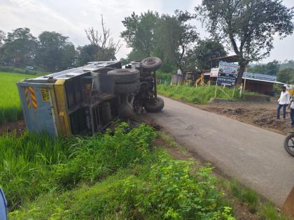 Truck overturns due to side straps not being filled Driver escapes by jumping incident in Velhe taluk | साईड पट्ट्या न भरल्यामुळे ट्रक पलटी; चालकाने उडी मारल्याने बचावला, वेल्हे तालुक्यातील घटना