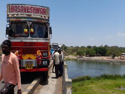 Pune Pandharpur Palkhi Road Accident; Rushing truck off the cliff onto the pavement, luckily... | नदीत कोसळता कोसळता वाचला अन् अनर्थ टळला; भरधाव ट्रक कठड्यावरुन फुटपाथवर