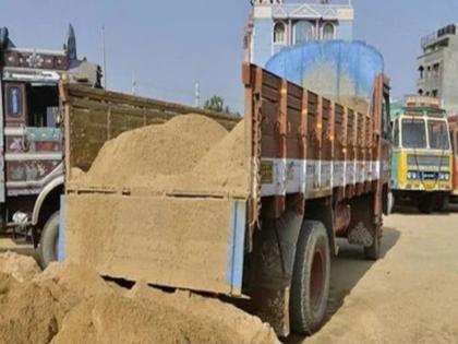 RTO action against vehicles carrying sand and construction materials in open | वाळू व बांधकाम साहित्य उघडे घेऊन जाणाऱ्या वाहनांवर आरटीओची कारवाई