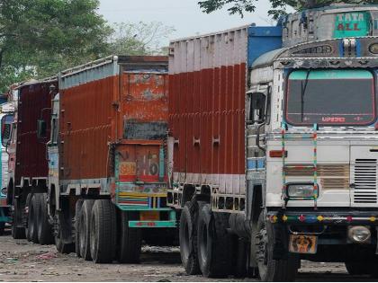 Shocking! Two trucks of the same number plate; Fake caught first, then another vehicle seized | धक्कादायक ! एकाच क्रमांकाच्या चक्क दोन ट्रक; आधी पकडले बनावट, नंतर दुसरे वाहनही जप्त