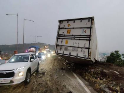 Fatal accident near Jambhulwadi Dari Bridge; Rushing container bus collides with tempo and car, two dead | जांभूळवाडी दरी पुलाजवळ भीषण अपघात; भरधाव कंटेनरची बस, टेम्पो व कारला धडक, दोन जणांचा मृत्यू