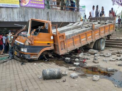 Series of accidents continue in Pirangut Ghat; A cargo truck entered the parking lot of the mall! | पिरंगुट घाटामध्ये अपघाताची मालिका सुरूच; मालवाहक ट्रक मॉलच्या पार्किंगमध्ये घुसला!