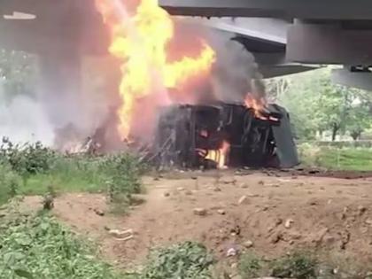 A speeding truck fell off a bridge on the Mumbai Expressway, a massive fire broke out, goods worth lakhs were burnt to ashes | मुंबई एक्स्प्रेस वेवर पुलावरून कोसळला भरधाव ट्रक, लागली भीषण आग, लाखोंचं सामान जळून खाक 