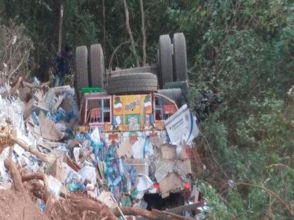 truck collapsed in the ambenali valley | आंबेनळी घाटात फरशी घेऊन जाणारा ट्रक दरीत कोसळला