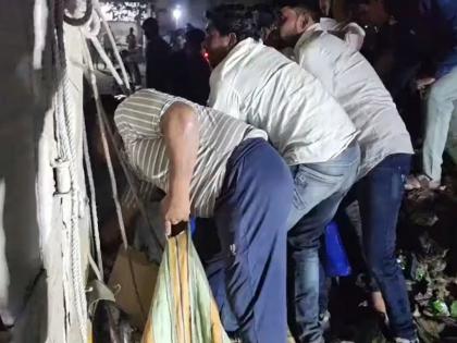 बियरचा ट्रक उलटला, चालक केबिनमध्ये अडकला, मदतीऐवजी बाटल्या लुटण्यासाठी लोक तुटून पडले    
