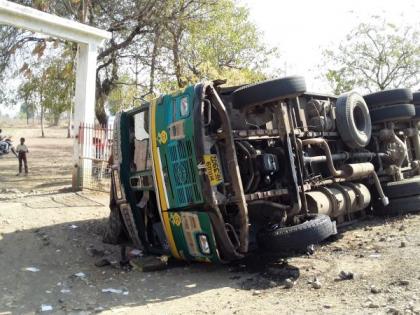 Paramhans Pundalik Maharaj at Deulgaon lifted the truck in front of the school; Big disaster was avoided | देऊळगाव येथील परमहंस पुंडलिक महाराज विद्यालयासमोर ट्रक उलटला; मोठा अनर्थ टळला