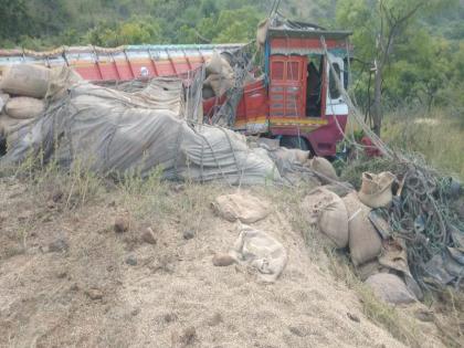 Thrilling! The truck fell into a 200-foot-deep valley due to brake failure; The driver jumped and saved his life | थरारक ! ब्रेक फेल झाल्याने ट्रक २०० फुट खोल दरीत कोसळली; चालकाने उडी मारत वाचवला जीव 