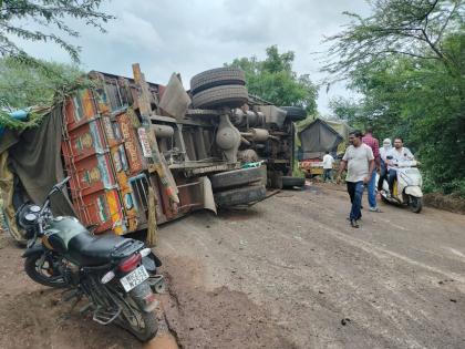 One of the trucks went down the road due to over taking, while the other truck overturned after hitting it | हुल दिल्याने एक ट्रक रस्त्याच्या खाली उतरला, तर दूसरा ट्रक त्यावर धडकून उलटला