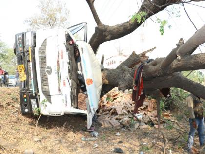 Truck accident, two injured | जळगाव येथे महामार्गावर टाईल्स घेऊन जाणारा ट्राला उलटला, दोघे जखमी