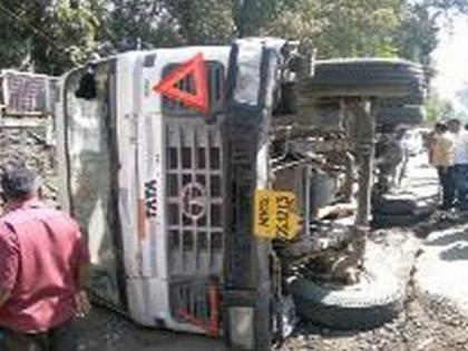 Smart City's asphalt truck overturned in a dug pit | खोदलेल्या खड्ड्यात स्मार्टसिटीचा डांबराचा ट्रक उलटला