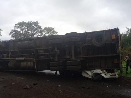 A container pickup overturned on a tempo near Anda Point in Khandala Ghat; One killed, two injured | खंडाळा घाटातील अंडा पाॅईटजवळ कंटेनर आणि पिकअपचा भीषण अपघात; एक ठार, दोन जण जखमी