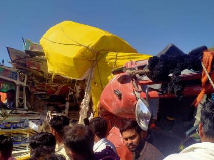 Eicher-Truck fatal accident, three killed, one seriously injured | आयशर -ट्रकचा भीषण अपघात, तीन ठार, एक गंभीर जखमी