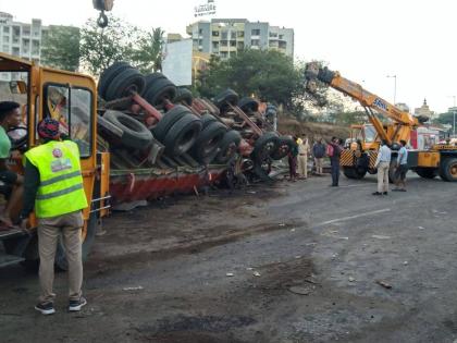 Travels Bus and Truck Accident near Pune, 4 dead on the spot | गाढ झोपेत असतानाच काळाचा घाला! ट्रॅव्हल्स-ट्रकचा भीषण अपघात, चौघांचा जागीच मृत्यू