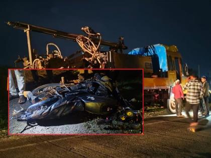 A bike fell off a burnt bus; the truck in front of it carried it 150 feet, one person died | Beed:जळालेल्या बसमुळे दुचाकी घसरली; समोरील ट्रकने १५० फूट फरफटत नेले, एकाचा मृत्यू A bike fell off a burnt bus; the truck in front of it carried it 150 feet, one person died | Beed:जळालेल्या बसमुळे दुचाकी घसरली; समोरील ट्रकने १५० फूट फरफटत नेले, एकाचा मृत्यू