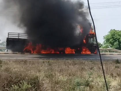 Video: A running truck caught fire just 200 feet from the gas cylinder godown | Video: गॅस सिलेंडरच्या गोडाऊनपासून अवघ्या २०० फुटावर धावत्या ट्रकने घेतला पेट