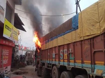 A toddler was crushed by a truck on his way home; Arson of civilians |  घरी जात असलेल्या चिमुकल्याला ट्रकने चिरडले; नागरिकांची जाळपोळ