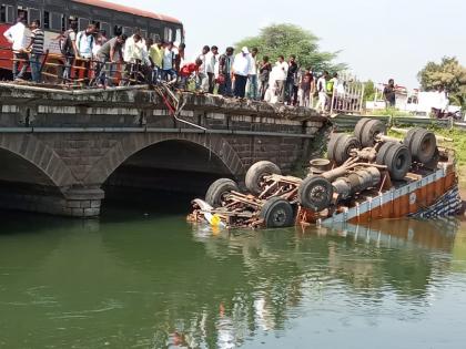 The release of the truck left the truck in the canal | ताबा सुटल्याने ट्रक कालव्यात, दोघे अडकले