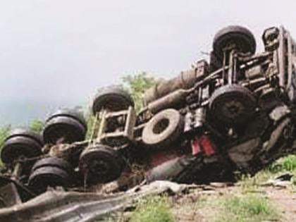 Milk tanker overturns while trying to save a car at Ajanta Ghat, spilling 24,000 liters of milk | अजिंठा घाटात कारला वाचविण्याच्या प्रयत्नात दुधाचा टँकर उलटला, २४ हजार लिटर दूध गेले वाहून Milk tanker overturns while trying to save a car at Ajanta Ghat, spilling 24,000 liters of milk | अजिंठा घाटात कारला वाचविण्याच्या प्रयत्नात दुधाचा टँकर उलटला, २४ हजार लिटर दूध गेले वाहून