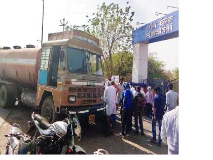 One killed in a tanker and two wheeler in Nanded city | नांदेड शहरात टँकर-दुचाकीच्या धडकेत एक ठार