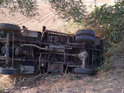 sand truck overturn; 1 killed, 1 injured | रेतीने भरलेला मिनीट्रक उलटला; १ ठार, १ जखमी 