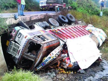 Truck pulls apple due to a faulty bridge! | नादुरुस्त पुलामुळे सफरचंद घेऊन जाणारा ट्रक उलटला!