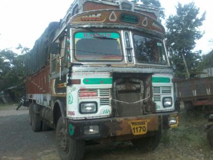 Akola: Forest Department filed a complaint against illegal transport of wood. | अकोला : लाकडाच्या अवैध वाहतूकप्रकरणी वनविभागाने केला गुन्हा दाखल!